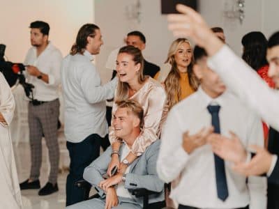Davey en Gaia vieren samen feest tussen vrienden en familie.